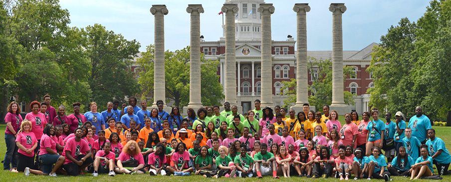 4-H participants in front of MU columns