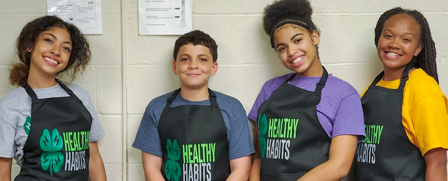 4-H kids wearing Healthy Habit smocks