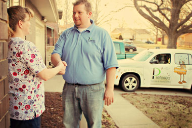 pest control shaking hands with home owner