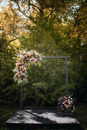 An archway decorated with flowers.