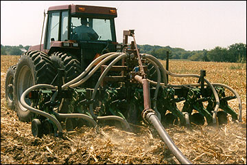 Injecting manure as a fertilizer for crop production