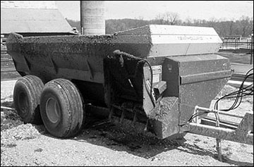 Side-discharge, hopper-type spreader