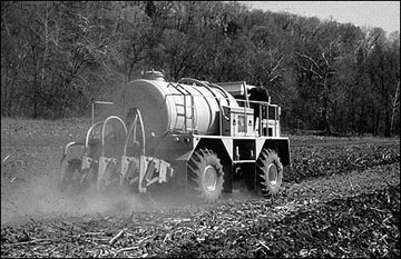 Self-propelled tank-type applicator