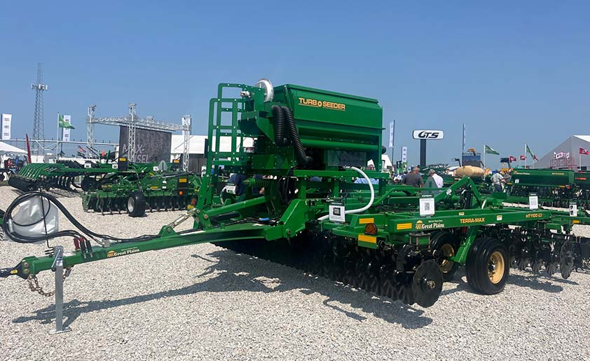 A vertical tillage tool equiped with an air seeder box for sowing cover crops.