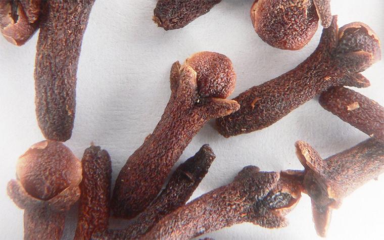 Dried cloves.