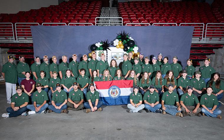 Missouri 4-H'ers around Missouri flag