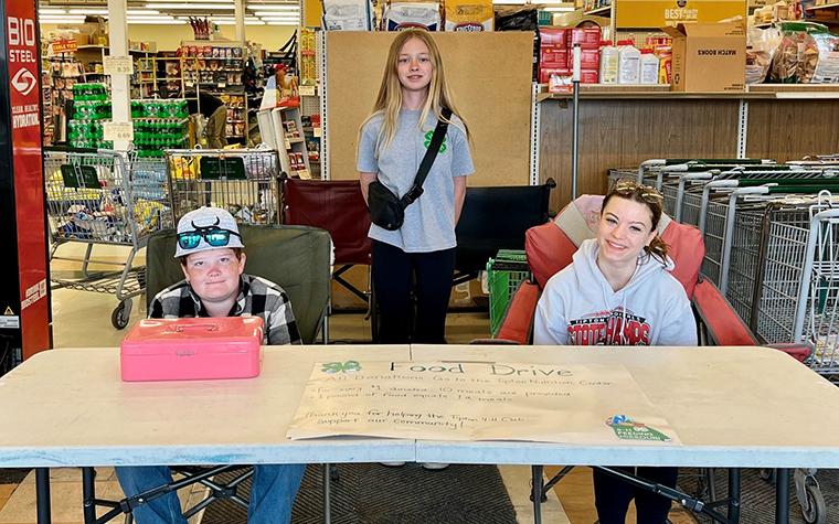 4-H youths holding food drive