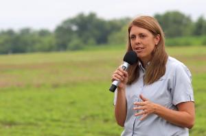 During a recent field day, MU Extension weed specialist Mandy Bish explains how using cereal rye as a cover crop may reduce waterhemp without yield loss in soybean. Photo by Linda Geist.