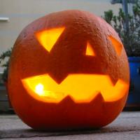 Jack-o'-lantern. Public domain photo by Man vyi. https://commons.wikimedia.org/w/index.php?curid=17114780