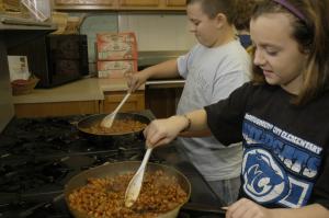 Jacob Gilbert, left, and Abbie Doyle brown ground turkey for tacos.MU Cooperative Media Group 