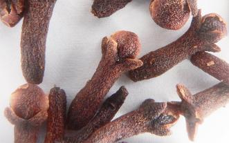 Dried cloves.