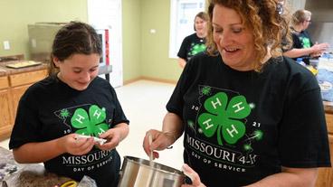 4-h volunteers working