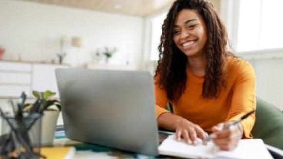 A woman taking a class on a computer.