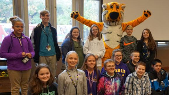 4-H kids with Truman the Tiger