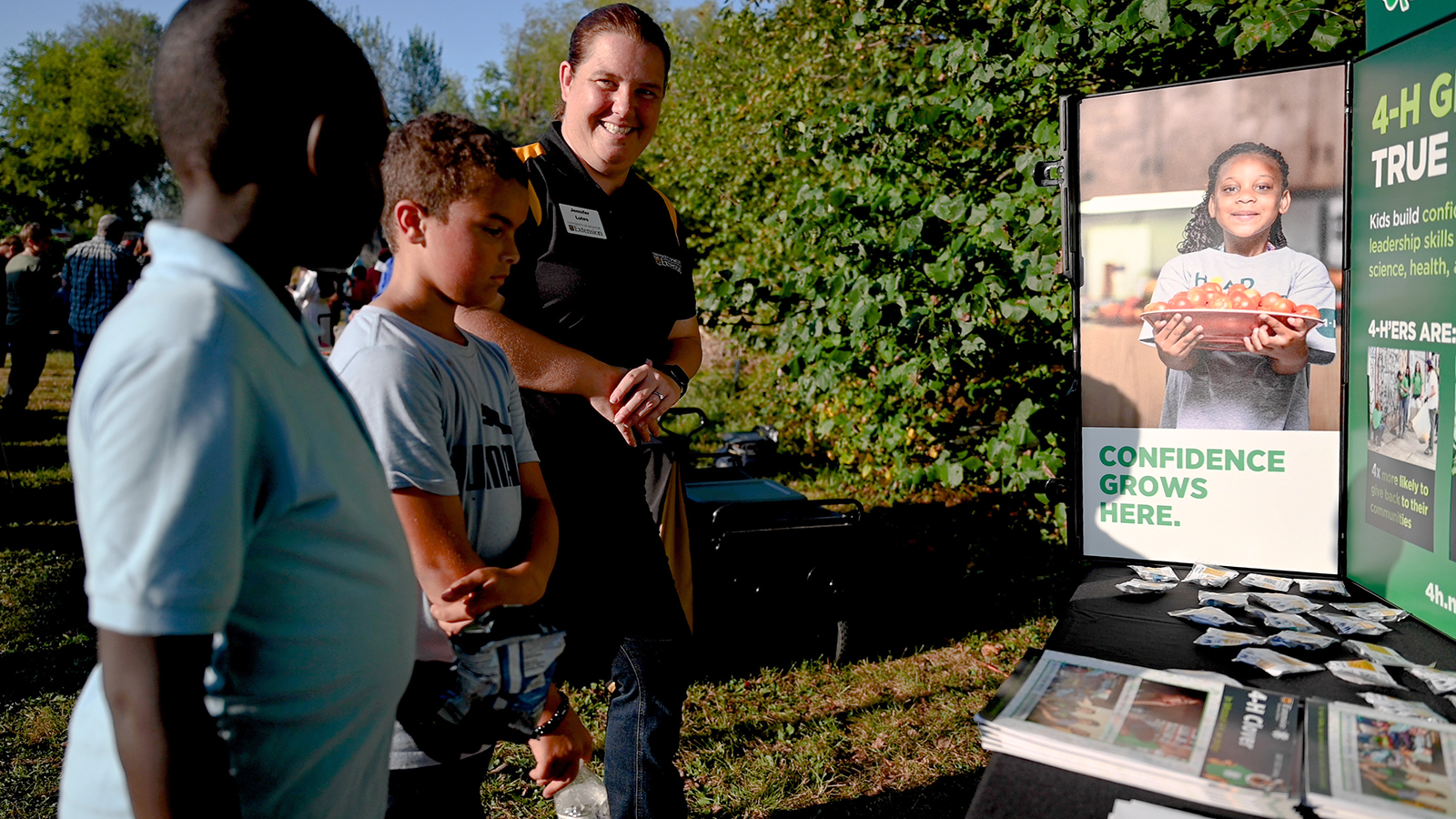 MU Extension county engagement specialist Jennifer Lutes tells children about 4-H activities during a September 2021 Welcoming Week event at the RAISE Community Garden in Noel, Mo.