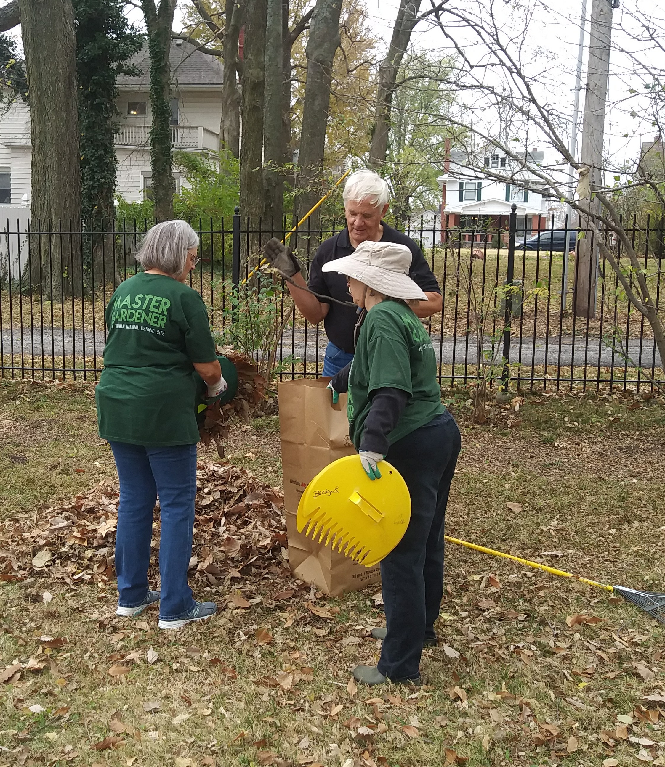 Volunteer Extension Master Gardeners at the Harry S Truman National Historic Site. Photo courtesy of Master Gardeners of Greater Kansas City.